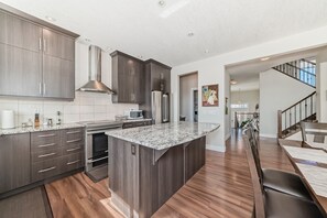 Refrigerador, microondas, horno y parrilla de estufa 