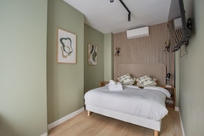 Apartment | Laptop workspace, iron/ironing board, bed sheets - Magnificent New Apartment Beaubourg/le Marais (Paris)
