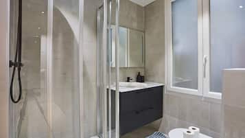 Appartement | Salle de bain | SĂšche-cheveux, savon, shampoing
