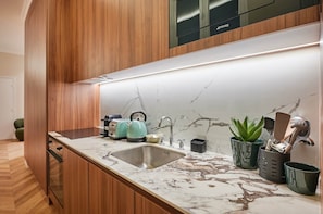 Refrigerador, microondas, horno, placa de cocina