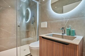 Apartment | Bathroom | Hair dryer, soap, shampoo - Sublime Apartment in the Center of Paris (Paris)