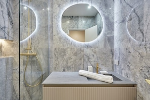 Apartamento | Banheiro | Secador de cabelo, sabonete, shampoo