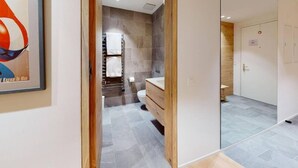Un baño moderno con ducha, inodoro y tocador.