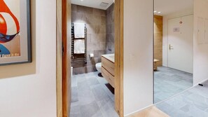 Shower, towels - Alpine Charm Chalet in Sankt Moritz (St. Moritz)