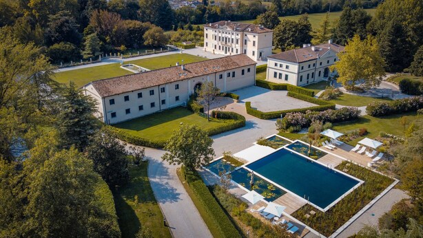 A large estate with multiple buildings, a swimming pool, and well-maintained gardens. - Villa Solatia (Caldogno)