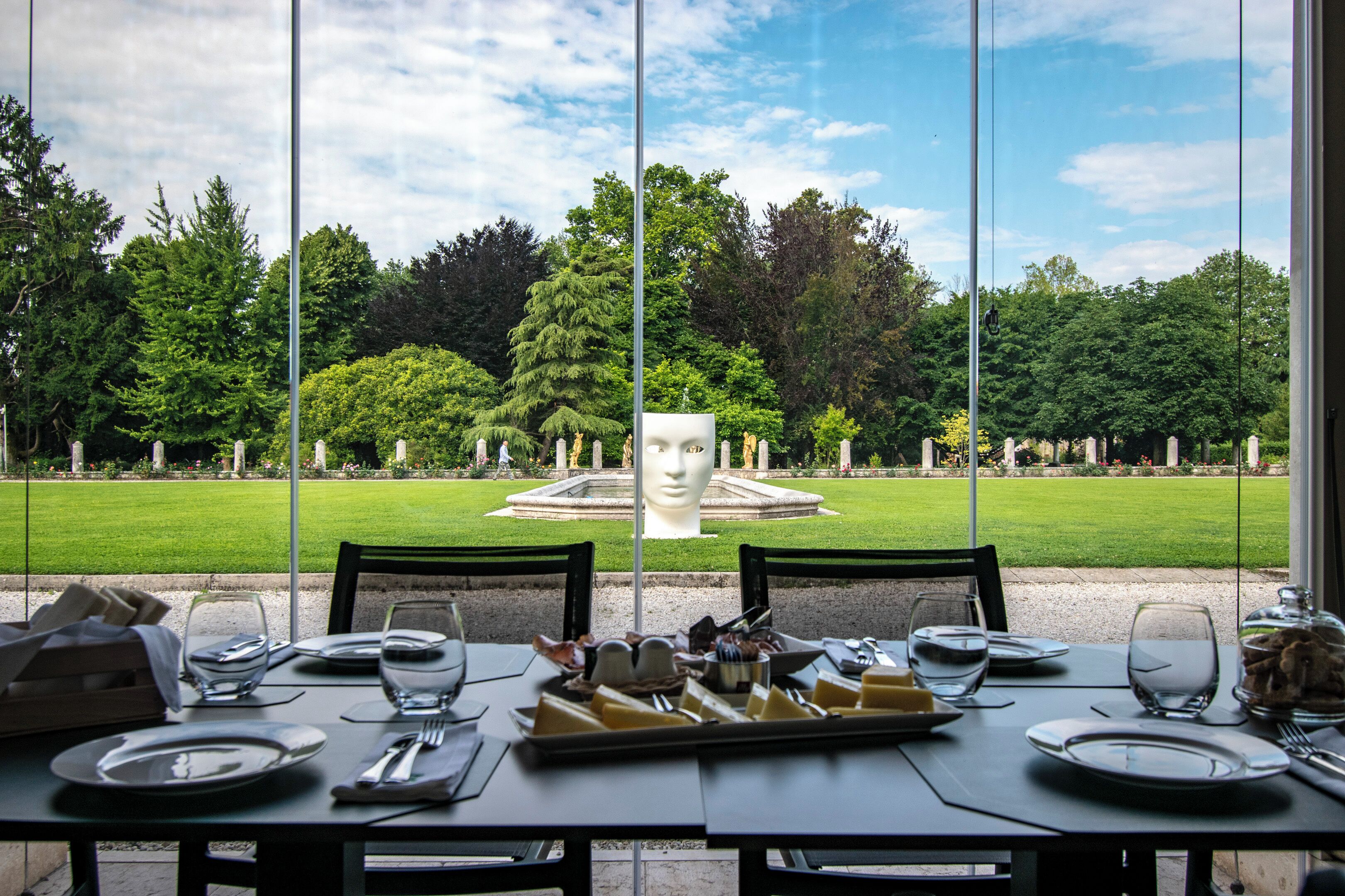 Daily continental breakfast (EUR 16 per person)