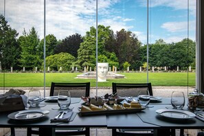 Desayuno continental diario (EUR 16 por persona)