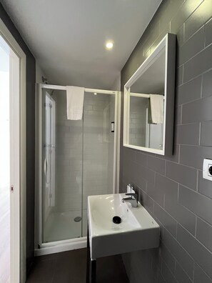Apartment, 3 Bedrooms | Bathroom - Apartamentos Express by gaiarooms (Barcelona)