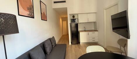 Placa de cocina, cafetera/tetera, utensilios de cocina