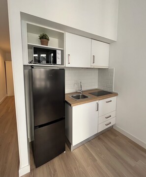 Apartment, 3 Bedrooms | Private kitchen | Stovetop, coffee/tea maker, cookware/dishes/utensils