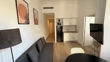Apartment, 3 Bedrooms | Private kitchen | Stovetop, coffee/tea maker, cookware/dishes/utensils