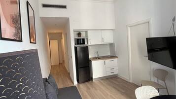 Apartment, 3 Bedrooms | Living area | 32-inch TV with satellite channels, streaming services