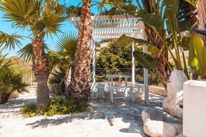 Outdoor dining - Relax in Villa with Pool 150mt from the Sea 8 Beds "OA" (Alcamo Marina, Sicilia, Italia)