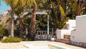 A swimming pool with a white fence, palm trees, and a pergola. - Relax in Villa with Pool 150mt from the Sea 8 Beds "OA" (Alcamo Marina, Sicilia, Italia)