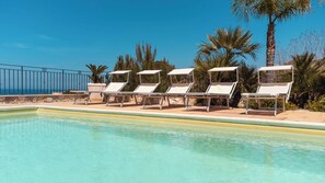 Outdoor pool - Relax in Villa with Pool 150mt from the Sea 8 Beds "OA" (Alcamo Marina, Sicilia, Italia)