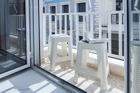 Unclassified image, 1 of 53, button