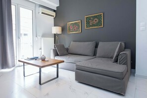 TV - Classic Living 2 Bd Historic Apt near Kallimarmaro (Athina)