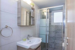 Regadera, secadora de cabello, toallas, shampoo 