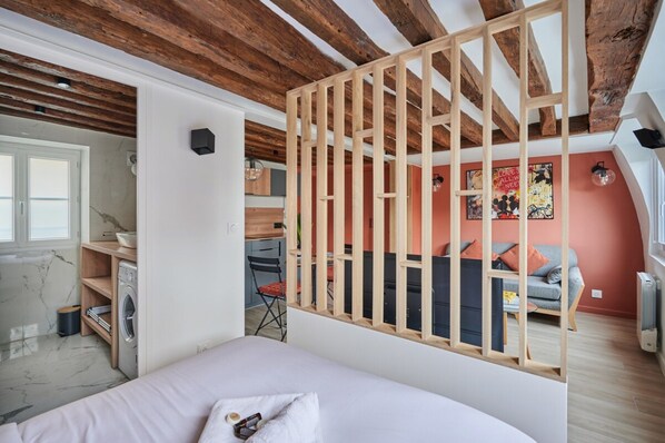 Apartament | Planxa i posts de planxar i roba de llit