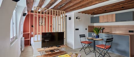 Apartamento | Ferros/tábuas de passar roupa, roupa de cama