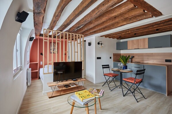 Apartment | Iron/ironing board, bed sheets - Charming Studio Center of Paris-montorgueil (Paris)