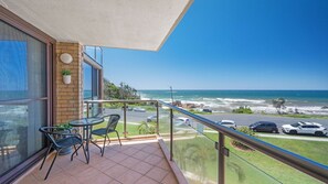 Outdoor dining - Beachpark 11 - Charming 2-bedroom holiday unit (Port Macquarie)