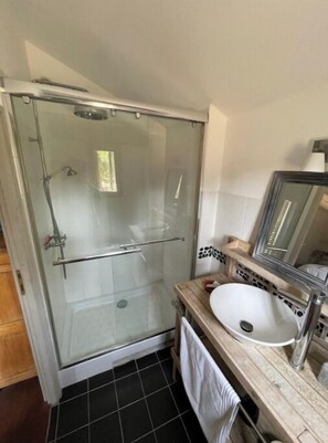 Shower, hair dryer, soap - Gîte in an authentic Bazadaise farmhouse in the heart of the Landes Girondines (Uzeste, Nouvelle-Aquitaine,)
