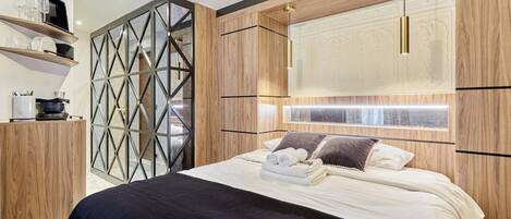 Huoneisto | Kannettavalle tietokoneelle sopiva työtila, silitysrauta/-lauta