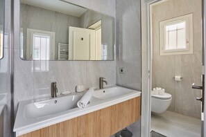 Appartement | Badkamer | Een haardroger, zeep