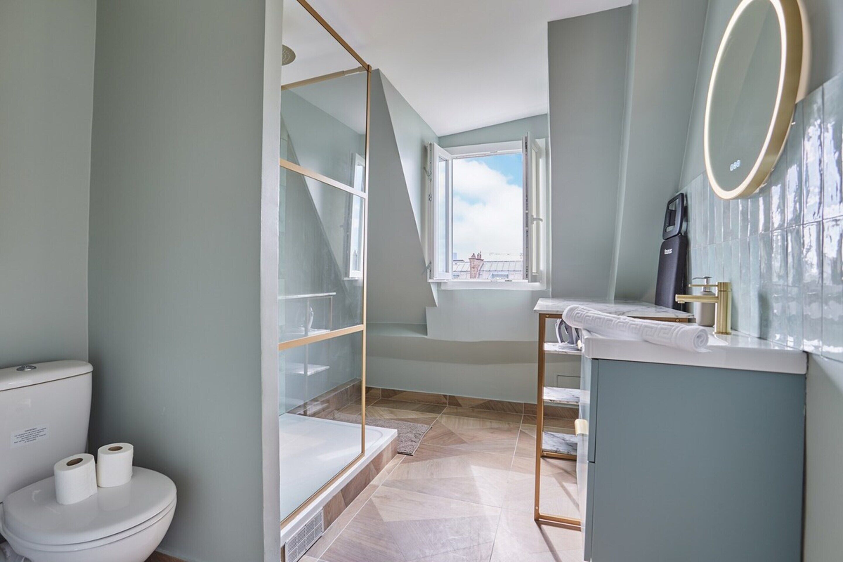 Apartment | Bathroom | Hair dryer, soap, shampoo