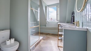 Leilighet | Bad | Hårføner, såpe og sjampo