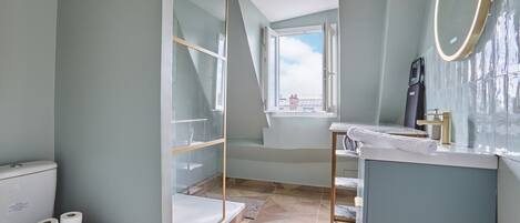 Appartement | Salle de bain | Séchoir à cheveux, savon, shampooing