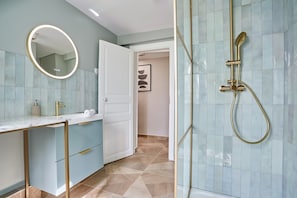 Apartamento | Banheiro | Secador de cabelo, sabonete, shampoo