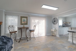 Interior - Tree House feel overlooking Glencairn Gardens (Rock Hill)