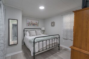 2 dormitorios, tabla de planchar con plancha, cuna de viaje