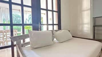 1 habitación, tabla de planchar con plancha, wifi y ropa de cama