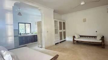 1 habitación, tabla de planchar con plancha, wifi y ropa de cama