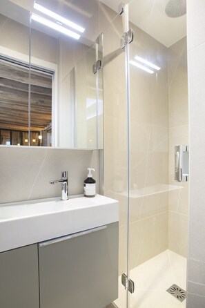 Apartment | Bathroom | Hair dryer, soap, shampoo - Superb Apartment Place des Vosges Le Marais (Paris)