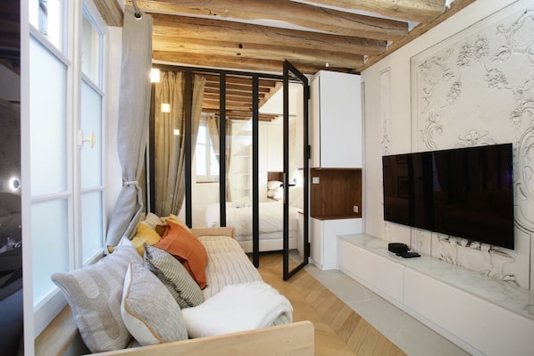 Apartment | Laptop workspace, iron/ironing board, bed sheets - Superb Apartment Place des Vosges Le Marais (Paris)