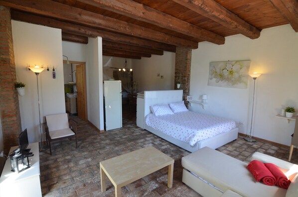 A cozy bedroom with a bed, a small table, a chair, and a desk with a computer. - Scenic Holiday Home in Modigliana (Modigliana)