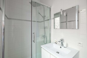 Appartement | Salle de bain | Séchoir à cheveux, serviettes fournies, shampooing