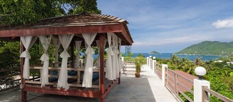 Hillside 2-bedroom villa Koh Tao with great view, pool, WiFi, AC