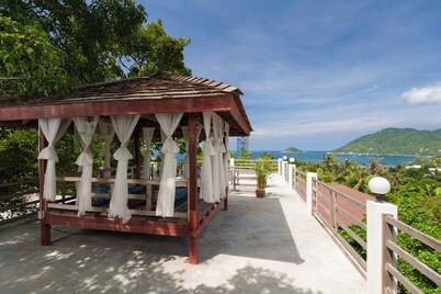 Hillside 2-bedroom villa Koh Tao with great view, pool, WiFi, AC