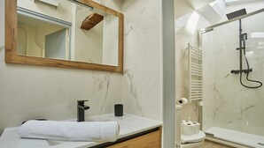 Apartment | Bathroom | Hair dryer, soap, shampoo