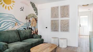Apartemen Keluarga, 1 Tempat Tidur King dengan tempat tidur Sofa, dapur, pemandangan halaman | Area keluarga | Smart TV 50-inci dengan saluran TV digital