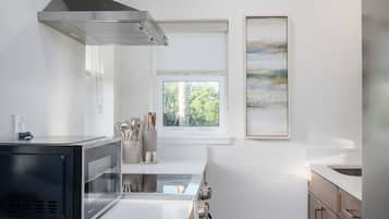 Departamento familiar, 1 cama King size y sofá cama, cocina, vista al jardín | Cocina privada | Microondas y cafetera y tetera