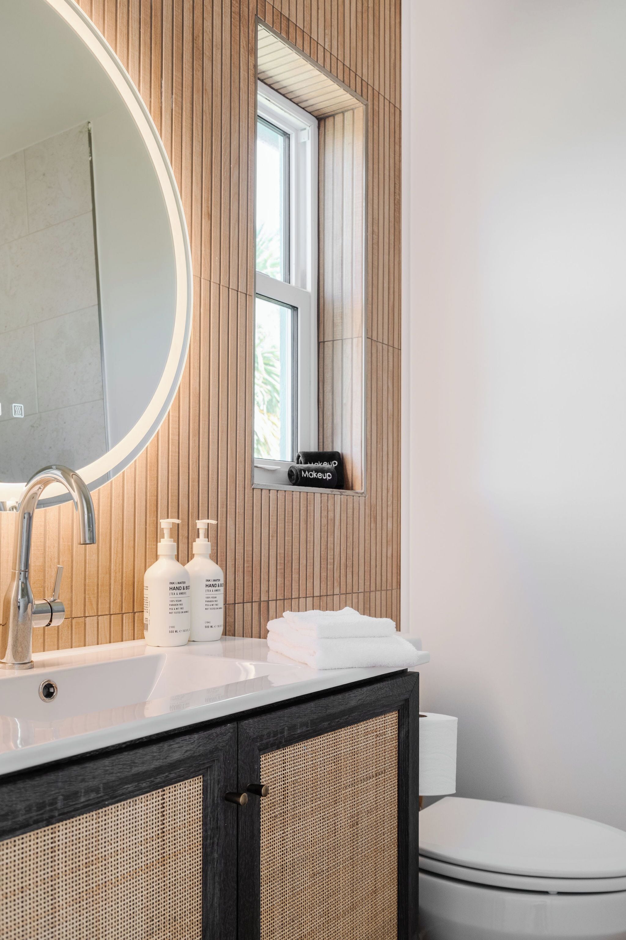 Suite monolocale Luxury, 1 letto queen, angolo cottura, vista cortile | Bagno | Doccia, articoli per l'igiene personale ecosostenibili, asciugacapelli