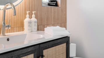 Luxury Studio Suite, 1 Queen Bed, Kitchenette, Courtyard View | Bathroom | Shower, eco-friendly toiletries, hair dryer, towels