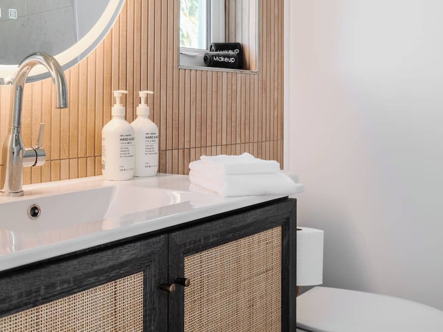 Luxury Studio Suite, 1 Queen Bed, Kitchenette, Courtyard View | Bathroom | Shower, eco-friendly toiletries, hair dryer, towels