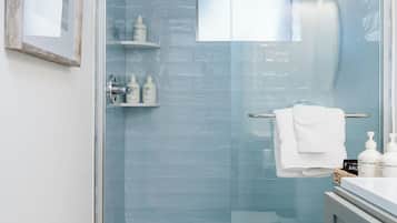 Family Apartment, 1 King Bed with Sofa bed, Kitchen, Courtyard View | Bathroom | Shower, eco-friendly toiletries, hair dryer, towels